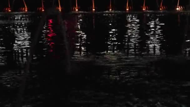 色灯で照らされた噴水の水の質感 — ストック動画