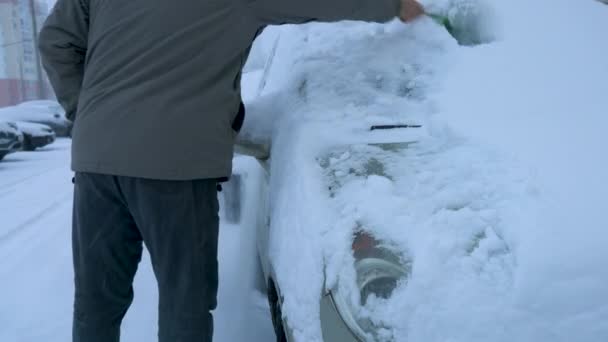 Мужчина Моет Машину После Снегопада Морозный День Очистка Очистка Автомобиля — стоковое видео