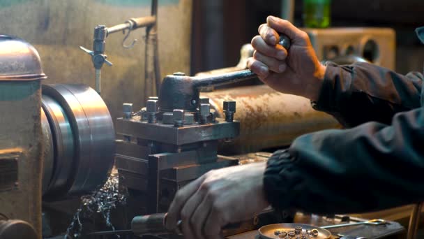 Hands Turner Lathe Close Metal Turner Works Workplace Turning Shop — Vídeo de Stock