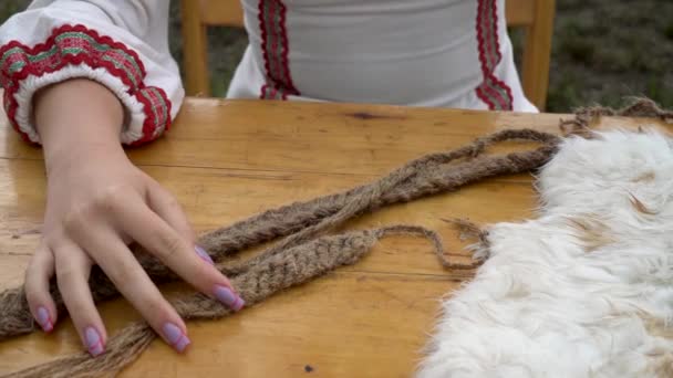 女性の手はリネン糸のロープを織る — ストック動画