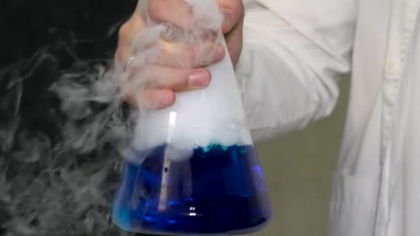 Teacher Conducts Experiment Chemistry — Vídeo de Stock