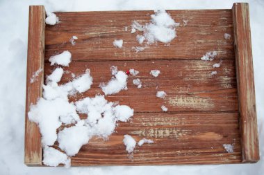 Karlı bir Noel geçmişi olan yaşlı bir ağacın dokusu, köknar dalları ve konileri.