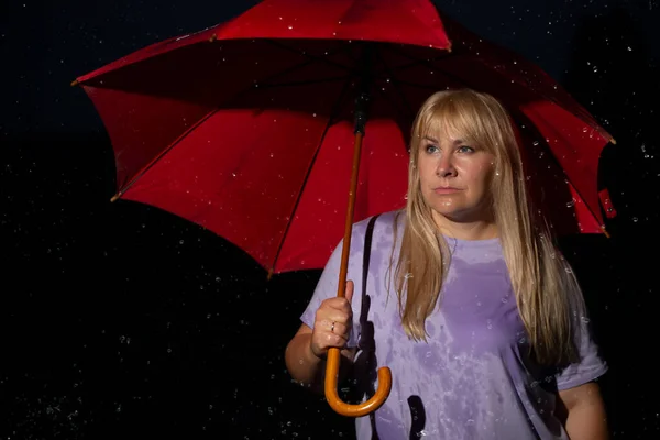 Medelålders Blond Kvinna Rött Paraply — Stockfoto