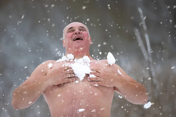 Взрослый Мужчина Закаляется Снегом Зимний День Человек Снежным Ливнем Закаляет — стоковое фото