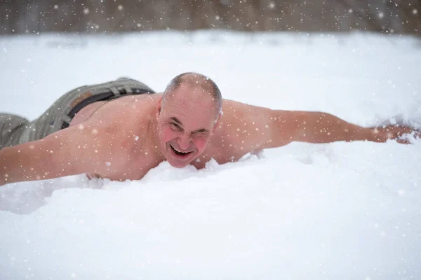 Взрослый Мужчина Закаляется Снегом Зимний День Naked Man Lies Snow — стоковое фото