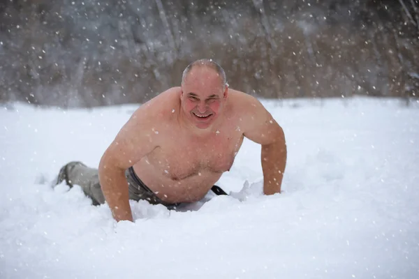 Взрослый Мужчина Закаляется Снегом Зимний День Naked Man Lies Snow — стоковое фото