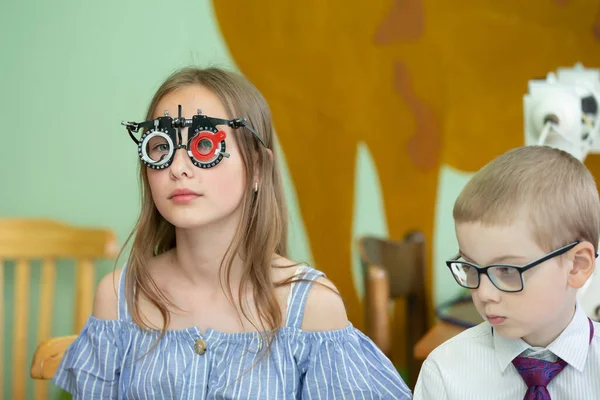Ένα Κορίτσι Ειδικά Γυαλιά Για Την Αντιμετώπιση Προβλημάτων Όρασης — Φωτογραφία Αρχείου