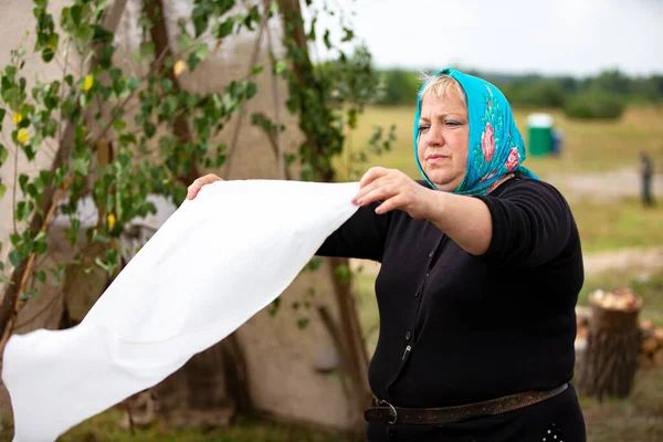 Camp Réfugiés Une Femme Dans Camp Réfugiés Lave Ses Vêtements — Photo