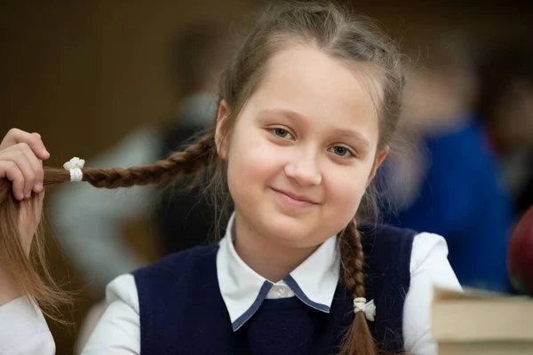Egy Középkorú Iskolás Lány Portréja Vicces Fonatokkal — Stock Fotó