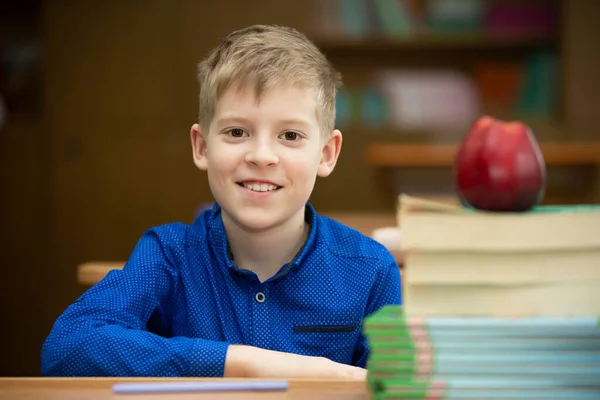 Iskolásfiú Asztalnál Egy Fiú Osztályteremben Könyvekkel Egy Almával Középiskola Vissza — Stock Fotó