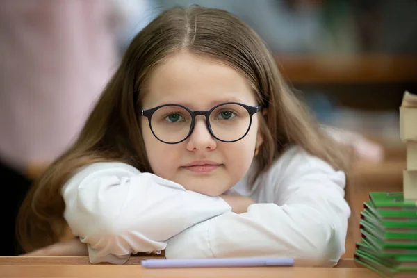 眼鏡をかけた中年女子高生の肖像 — ストック写真