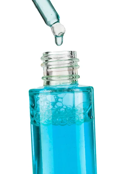 Parte Una Botella Con Suero Cosmético Azul Pipeta Vidrio Cosmético — Foto de Stock