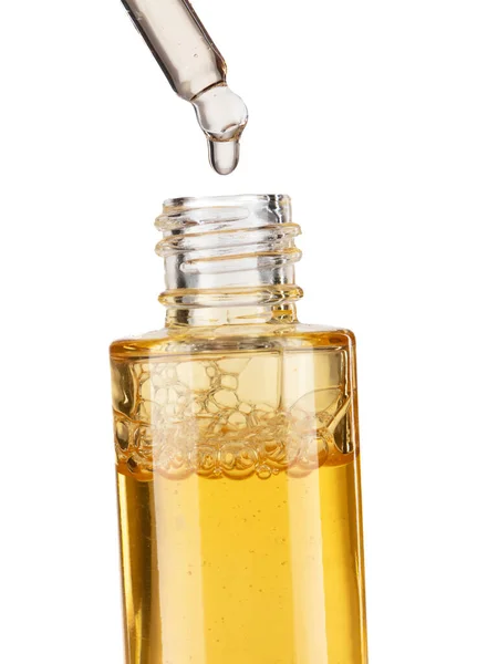 用黄色化妆品血清的瓶子的一部分 白色背景下 带有黄色油滴血清特写的玻璃管 — 图库照片
