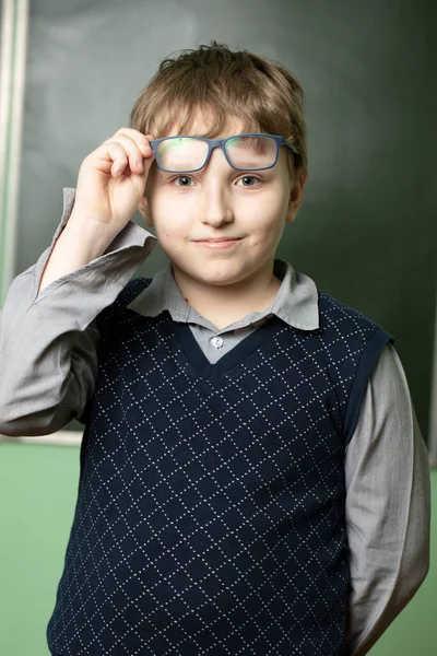 Portret Zabawnego Ucznia Okularach Tablicy Dziesięcioletni Student Klasie — Zdjęcie stockowe
