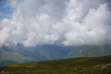 Alçak bulutlarda yüksek dağlar. Dağ manzarası. Gürcistan Dağları.