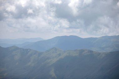 Alçak bulutlarda yüksek dağlar. Dağ manzarası. Gürcistan Dağları.