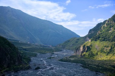 Gürcistan askeri yolu, Kafkasya dağları. Nehiri olan güzel dağlık bir bölge.
