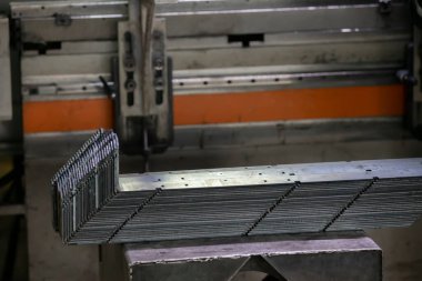 Metalurjik bir fabrikanın atölyesindeki metal ve kuru sıkı levhalar ya da bir metal işletmesi..