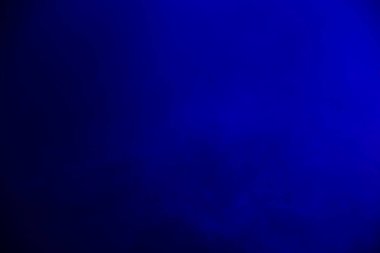 Koyu mavi dumanlı aydınlatma sahnesi. Dumanlı mavi mistik arkaplan.