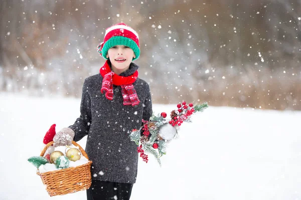 Маленький Мальчик Шляпе Санта Клауса Ходит Лесу Рождественским Украшением — стоковое фото