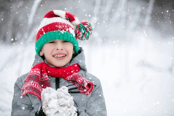 Glad Pojke Vinterdag Tittar Kameran Ler Ett Barn Leker Vintern — Stockfoto