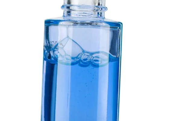 Parte Una Botella Con Líquido Cosmético Azul Cerca Sobre Fondo — Foto de Stock