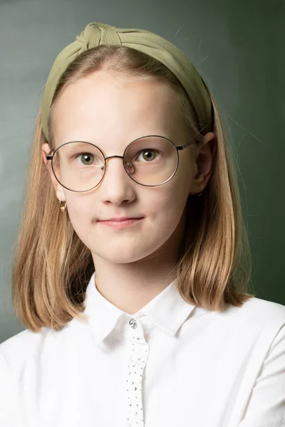 女子高生で眼鏡 中学時代の黒板の背景 — ストック写真