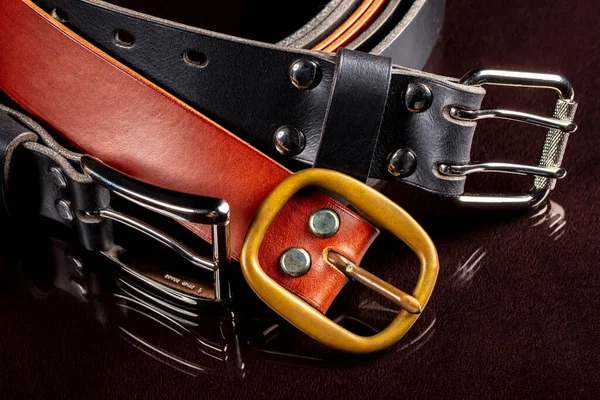 Varios Cinturones Cuero Con Hebilla Metal Sobre Fondo Oscuro — Foto de Stock