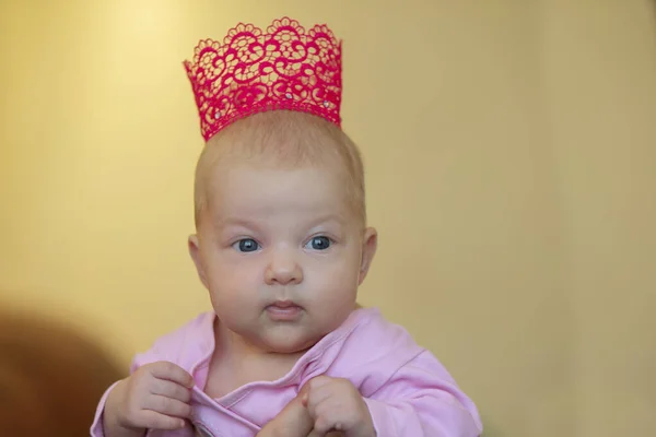 Retrato Una Niña Tres Meses Con Una Corona Princesa Niño — Foto de Stock