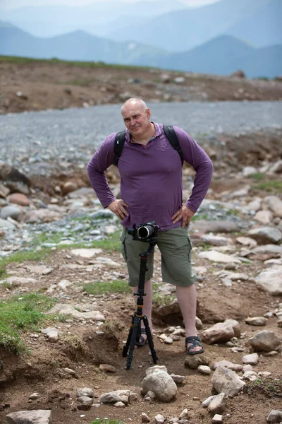 Ένας Άντρας Βιντεοσκοπεί Ένα Τελεφερίκ Στα Βουνά Μια Βιντεοκάμερα Ένας — Φωτογραφία Αρχείου