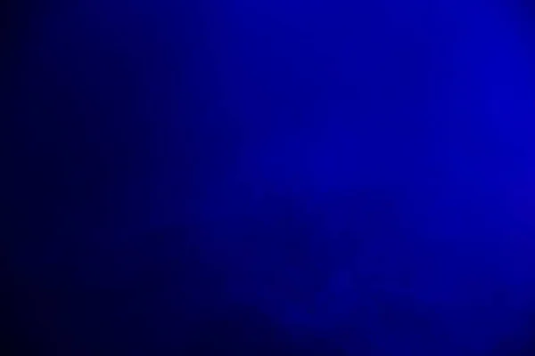深蓝色烟熏灯光照明 带着烟雾的蓝色神秘背景 — 图库照片