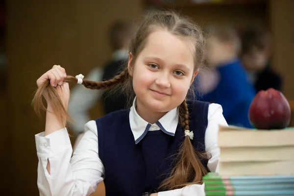 ピグテールの面白い女子高生 本とリンゴを持つ教室の女の子 中等学校 学校に戻る — ストック写真