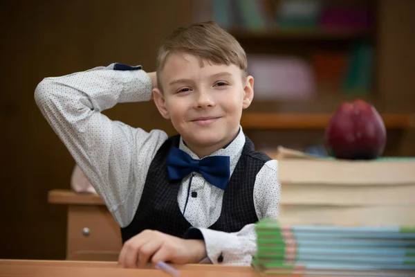 Μαθητής Στο Γραφείο Αγόρι Στην Τάξη Βιβλία Και Ένα Μήλο — Φωτογραφία Αρχείου