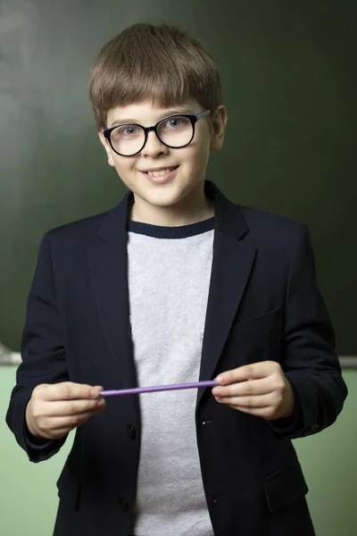 Uczeń Okularach Stoi Przy Tablicy Patrzy Obiektyw Się Uśmiecha Wiek — Zdjęcie stockowe