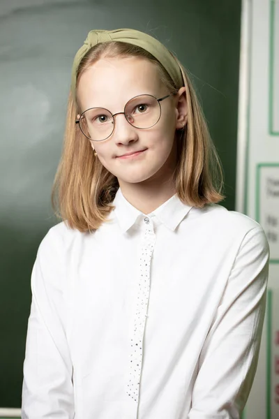 女子高生で眼鏡 中学時代の黒板の背景 — ストック写真