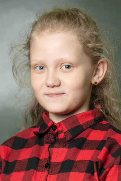 10歳の青い目のブロンドの女の子の肖像 — ストック写真