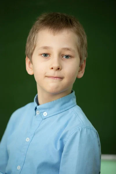 Κάθετη Προσωπογραφία Ενός Σχολιαρόπαιδου Στον Πίνακα Αγόρι Είναι Δέκα Χρονών — Φωτογραφία Αρχείου