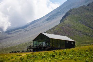Yüksek dağların arkasındaki turist kafesi.