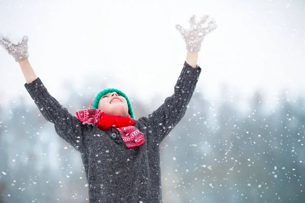 Glücklicher Junge Unter Fallendem Schnee Das Kind Genießt Den Winter — Stockfoto