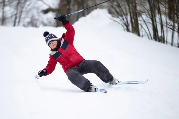 Rapaz Está Esquiar Floresta Inverno Uma Criança Cai Enquanto Aprende — Fotografia de Stock