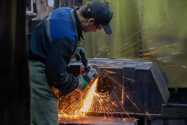 Ένας Συγκολλητής Δουλεύει Μέταλλο Ένα Εργοστάσιο — Φωτογραφία Αρχείου
