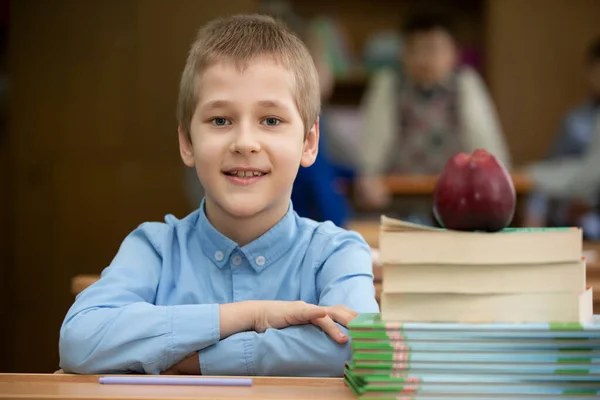 机の上の男子生徒 本とリンゴを持って教室にいる少年 中等学校 学校に戻る — ストック写真