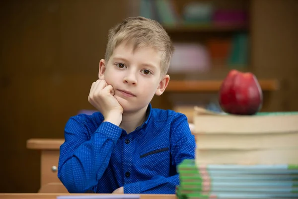 机の上の男子生徒 本とリンゴを持って教室にいる少年 中等学校 学校に戻る — ストック写真