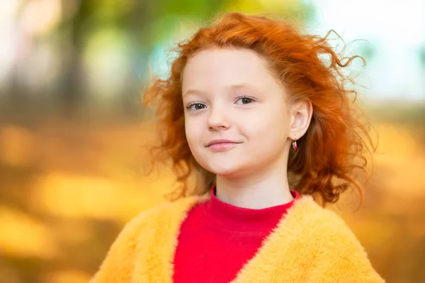 秋の公園を背景に 赤い髪の少女の顔がクローズアップされている 秋の子 — ストック写真