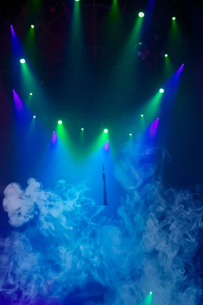 Blauer Bühnenzirkusrauch Und Grüne Strahlen Von Projektoren Auf Blauem Vertikalen — Stockfoto