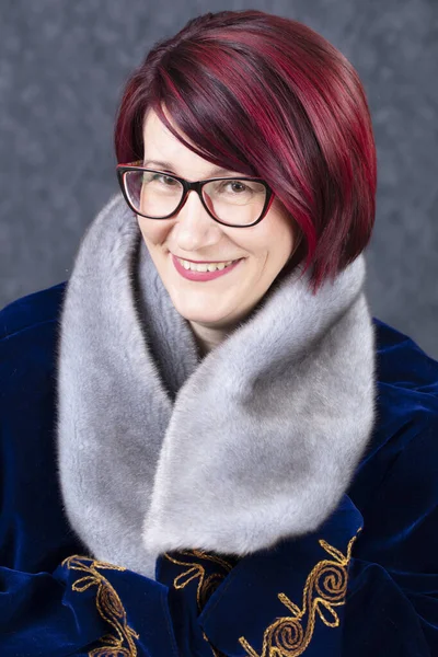 Retrato Uma Mulher Elegante Meia Idade Com Óculos Cabelos Vermelhos — Fotografia de Stock