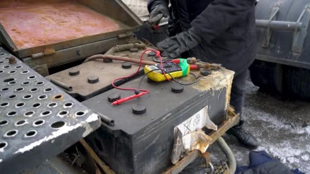 Ręce Mechanika Ładują Martwą Baterię Ciężarówki Ładowarką Akumulatora — Wideo stockowe