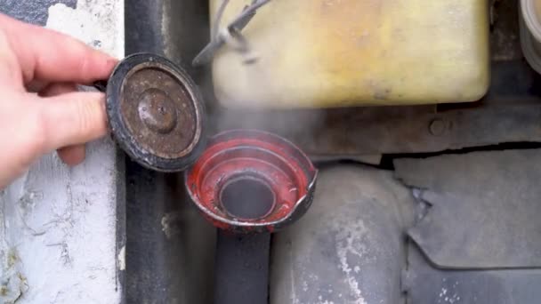 Výfukové Plyny Létají Potrubí Opotřebovaného Auta — Stock video
