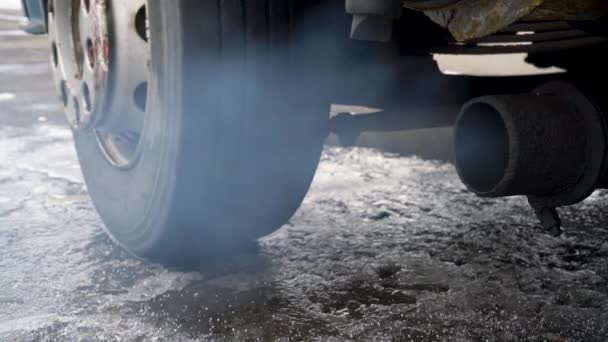 使い古された車のパイプから排出ガスが飛ぶ — ストック動画
