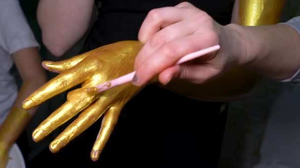 模特儿把她的手漆成金色 — 图库视频影像